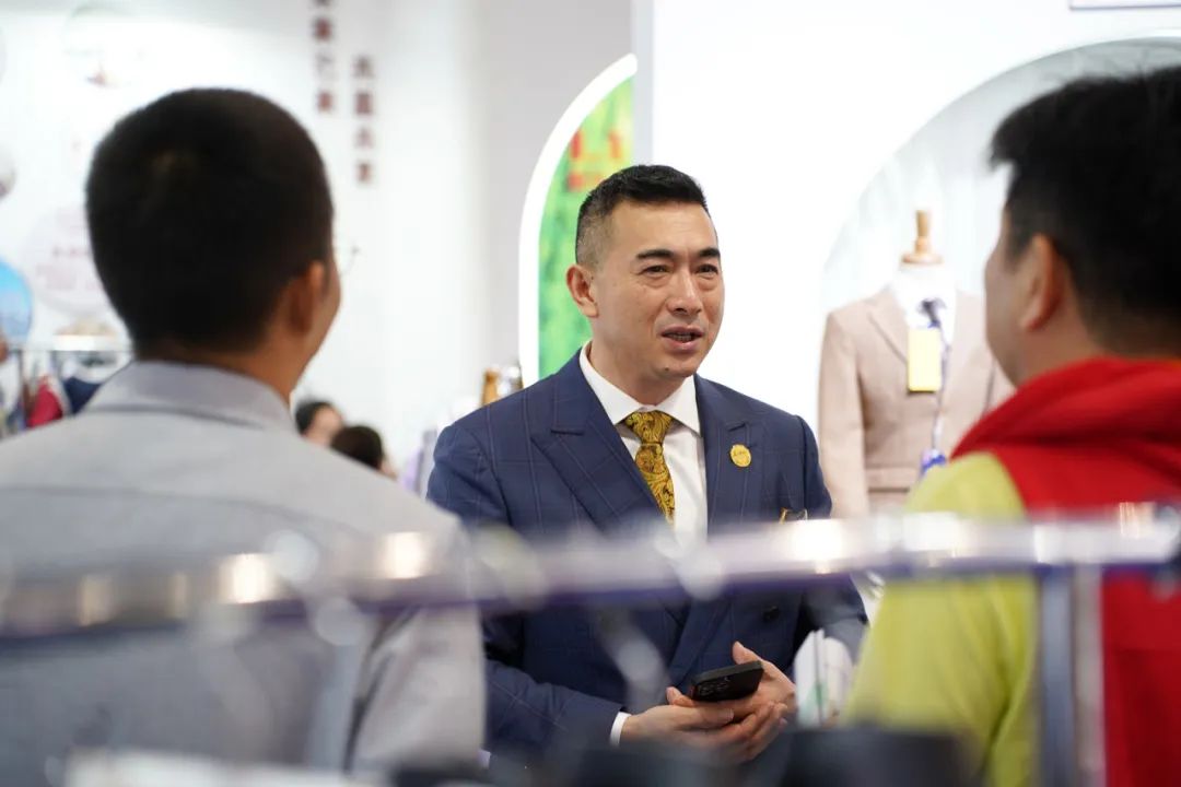 立泰校服品牌名企·備受矚目.jpg